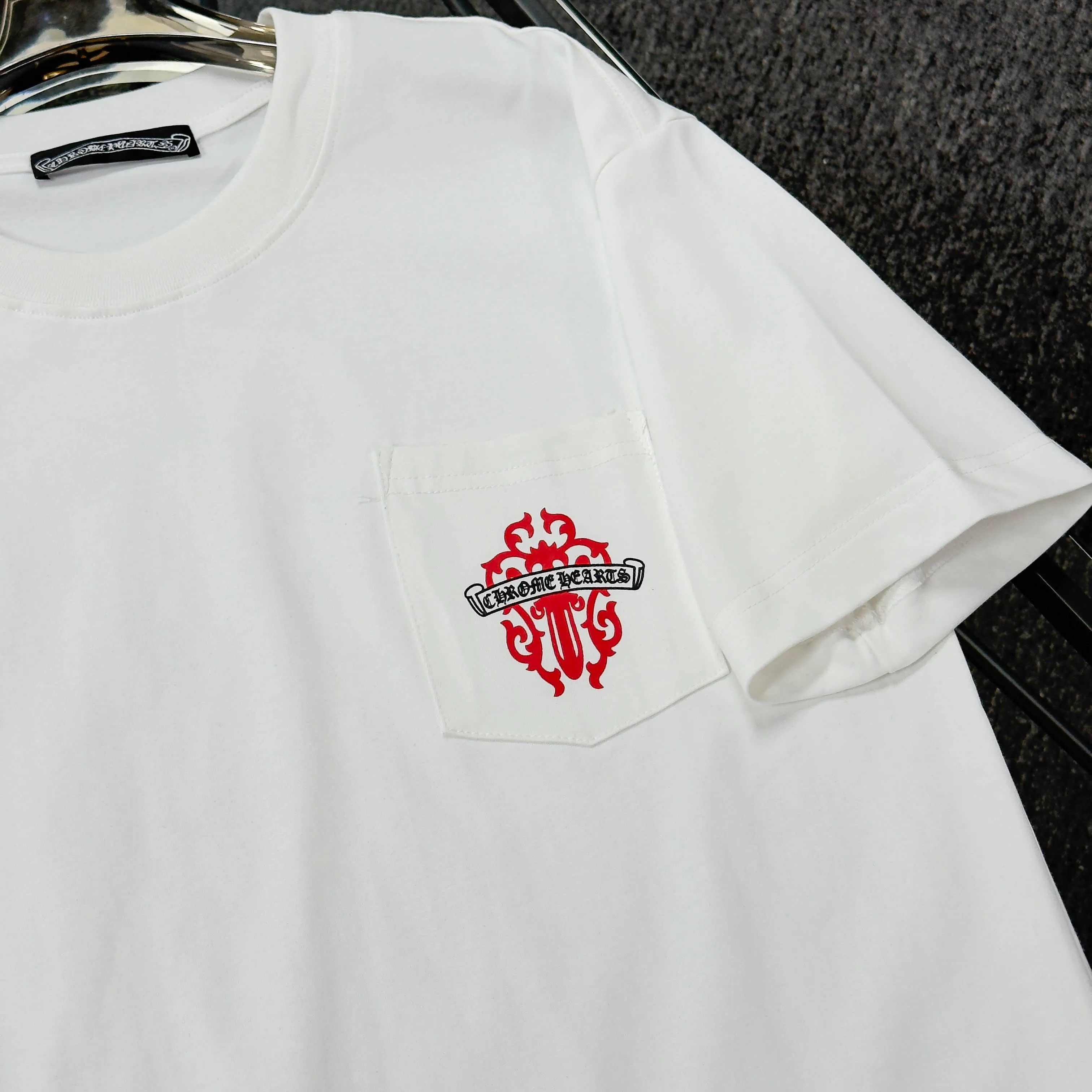 P170 Chrome Hearts 25 high-end versions. The fabric is made of 300 grams of high-density pure cotton. It does not deform or shrink. It has three labels. It is the same style for men and women. Technology: suede foaming + digital printing. Color: white, black. SIZE: S-XL.